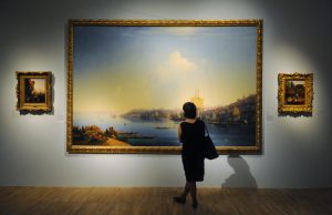 Часы работы выставки Айвазовского продлят до полуночи