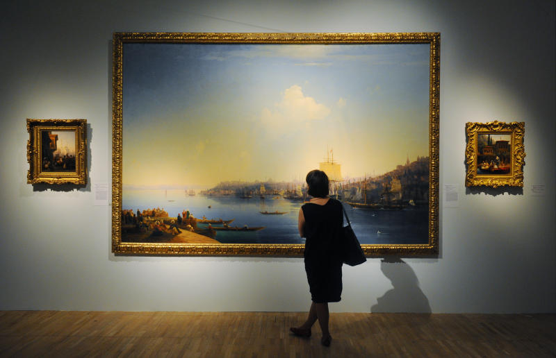 Часы работы выставки Айвазовского продлят до полуночи