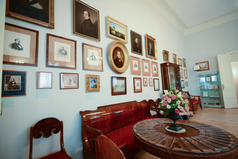 Более 170 экспонатов «Дома Тургенева» будут отреставрированы
