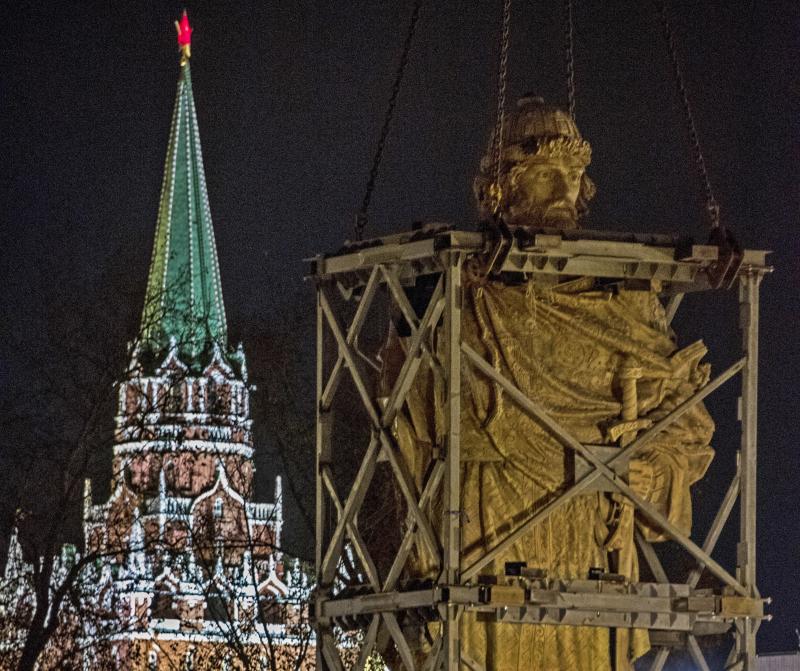 Памятник князю Владимиру подготовили к открытию в День народного единства