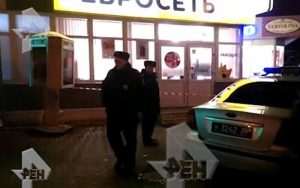 СМИ узнали подробности вооруженного налета на салон мобильной связи в Перово. Фото: скриншот с видео канала "Рен-ТВ"
