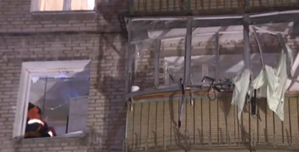 Взрыв разнес стены и балкон квартиры на севере Москвы, госпитализирован жилец