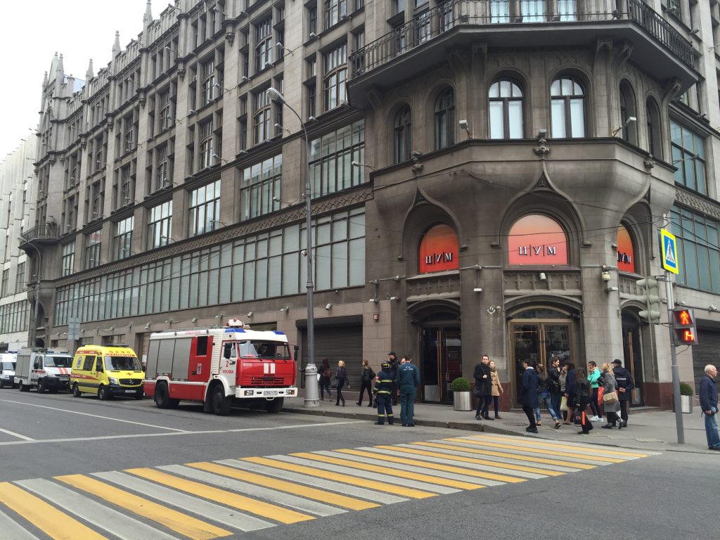 Тысячу человек эвакуировали из дымящего ЦУМа в центре Москвы