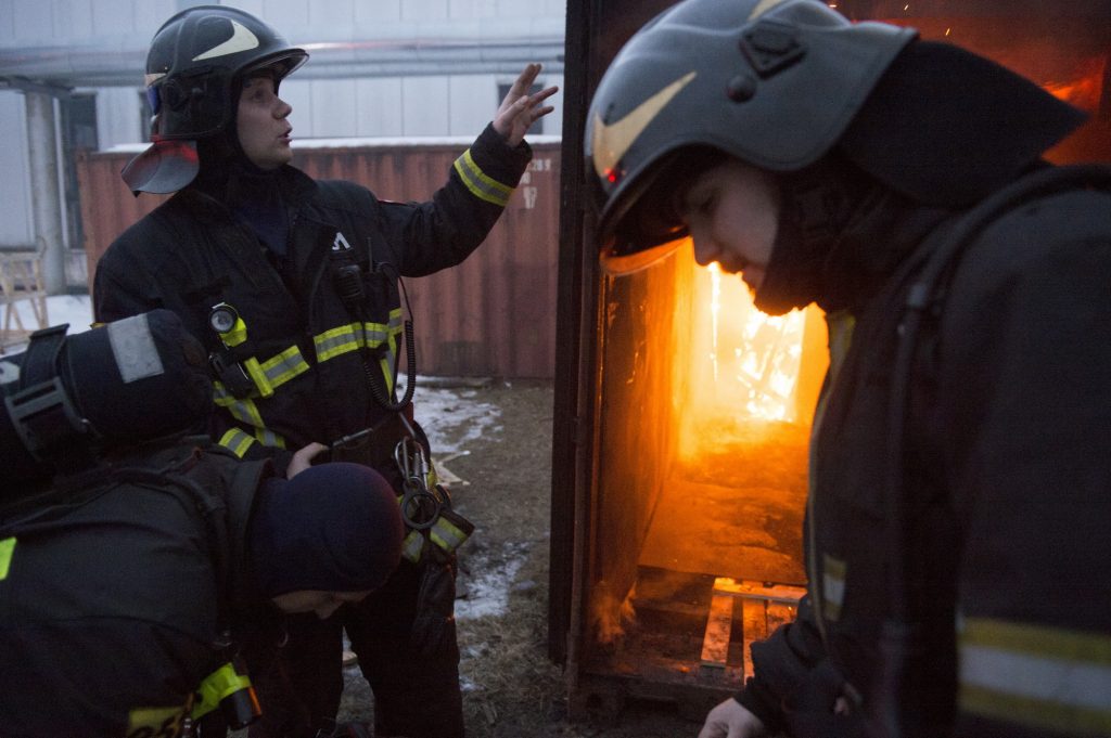 Бригады МЧС нашли тело мужчины после пожара на севере Москвы
