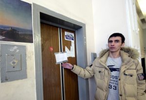  Фото: 6 декабря 2016 года. Житель дома № 13/21 на Смоленской площади Виктор Смирнов надеется, что хотя бы один из лифтов отремонтируют 