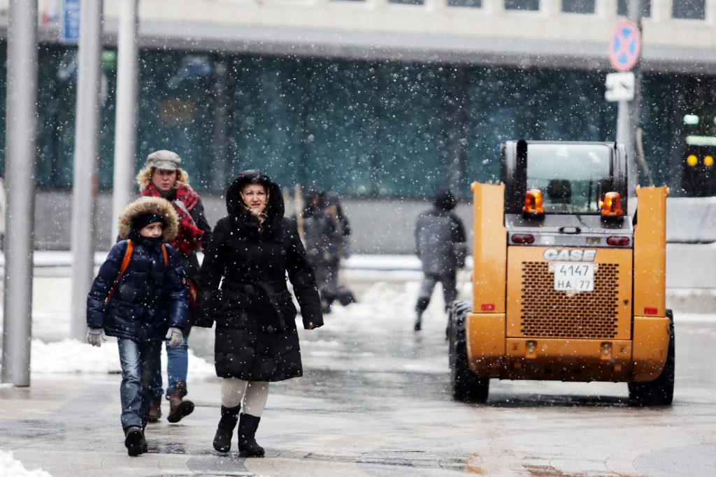 Факт падения глыбы снега на пенсионерку в центре Москвы не подтвердился