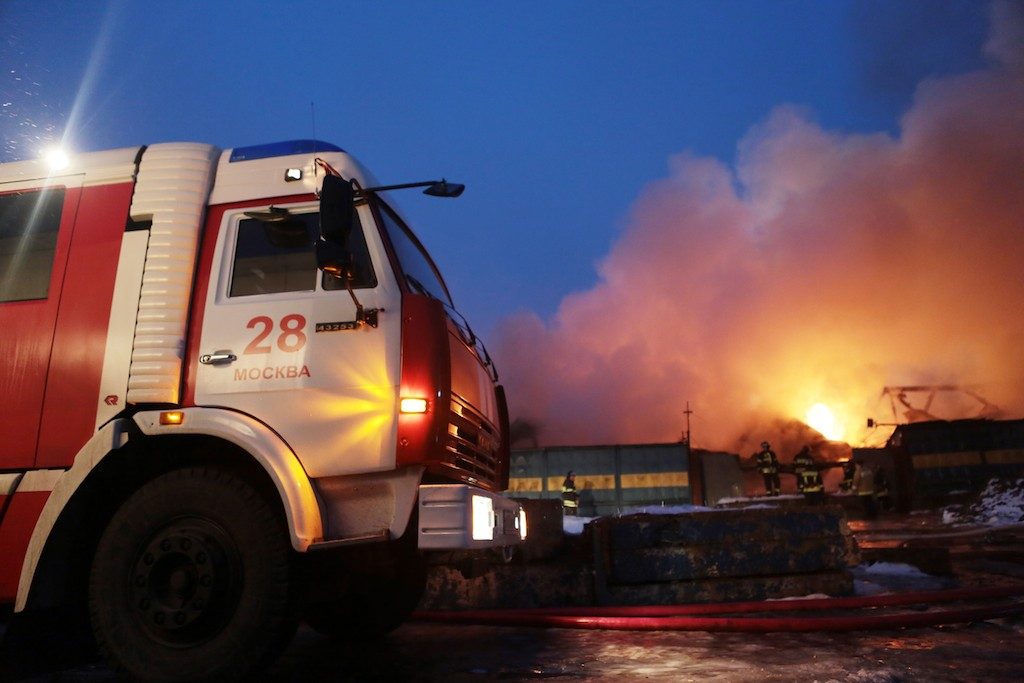 МЧС потушило 200-метровый пожар на востоке Москвы
