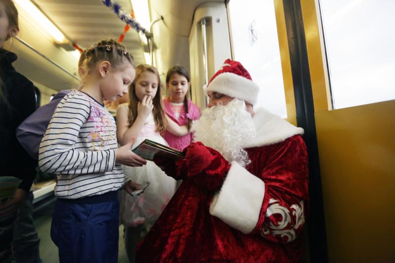 Более 4,5 тысяч детей Дед Мороз и робот Метроша поздравили на станции МЦК «Лужники»