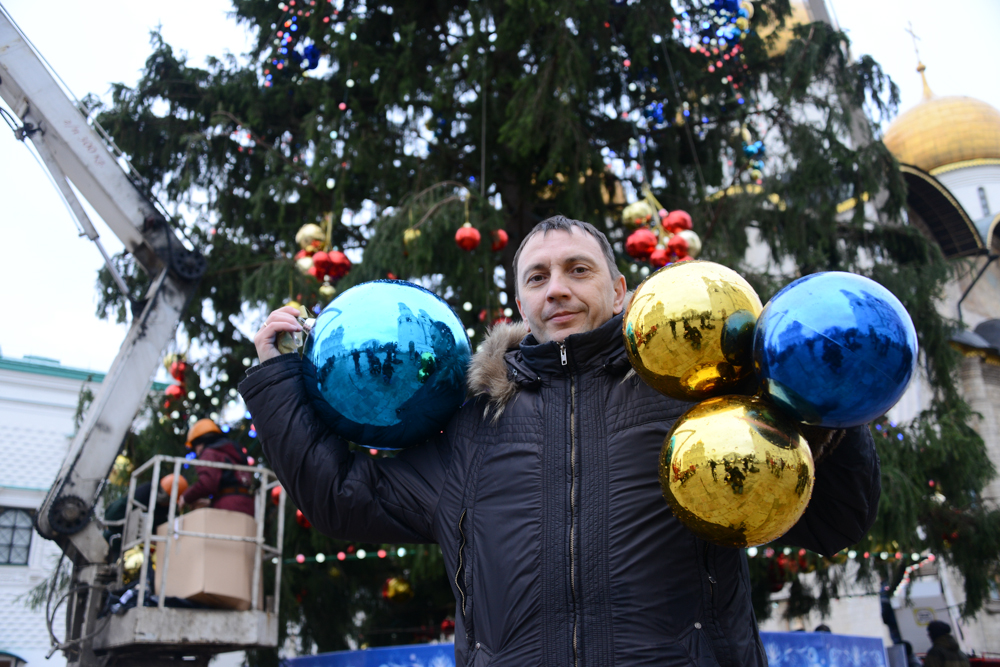 До 15 декабря в Москве появятся 52 новогодние елки