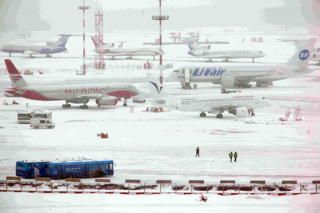 Аэропорты Москвы отменили 55 рейсов из-за снега