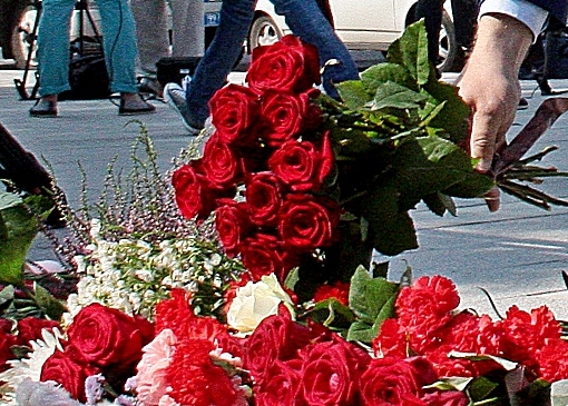 Жители Москвы несут цветы к зданию МИД после убийства посла в Турции