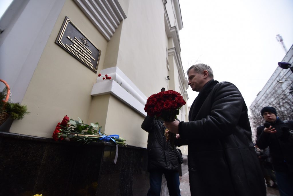 Москвичи возложили цветы к зданию ансамбля Александрова