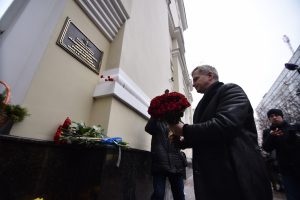 Москвичи возложили цветы к зданию ансамбля Александрова. Фото: "Вечерняя Москва"