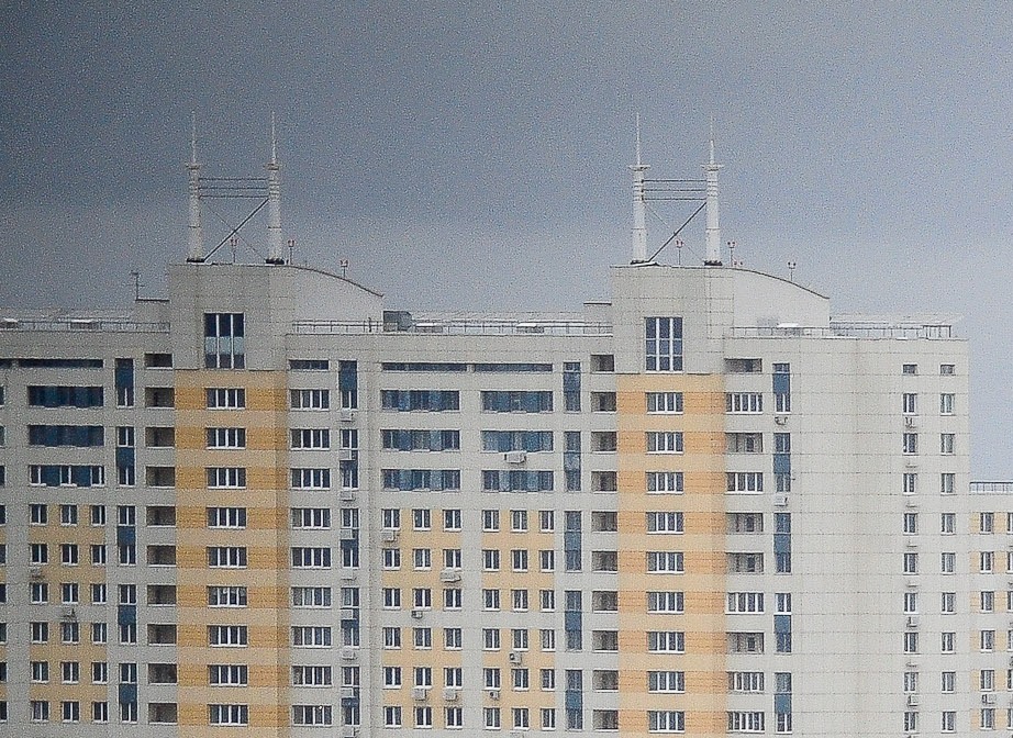 Московская школьница упала с балкона 20-го этажа, ведется проверка