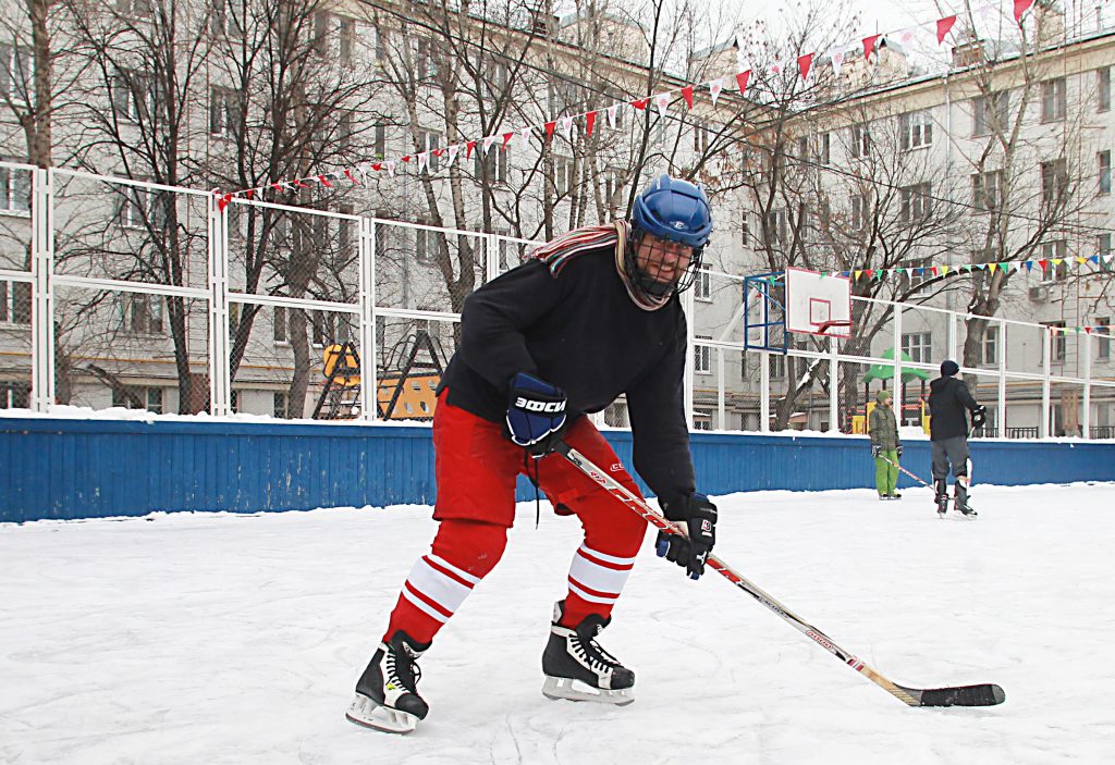 26 декабря 2016 года. Каток, открывшийся на Озерковской набережной, облюбовали местные хоккеисты
