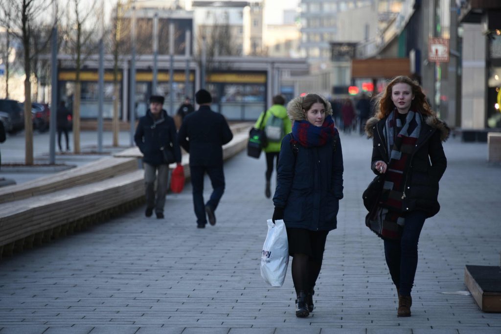 30 ноября 2016 года. Пешеходы с удовольствием прогуливаются по благоустроенным улицам города