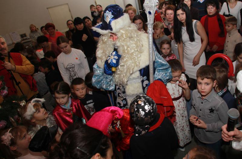 Автобусы «Мосгортранс» привезут более пяти тысяч детей на елку в Кремле