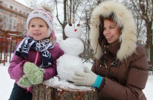  17 декабря 2016 года. Председатель молодежной палаты Пресненского района Марина Зарапова со своей дочкой Викторией слепили небольшого снеговика 