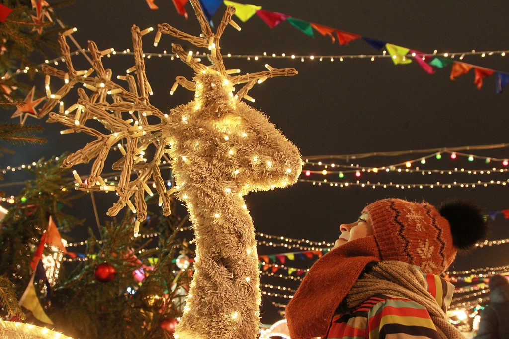 Фото: 18 декабря 2016 года. Юная москвичка Анна Иерусалимская признается, что для нее «Путешествие в Рождество» — как ожившая сказка. И она верит, что желание, с которым она обратилась к главному гостю фестиваля Деду Морозу, обязательно сбудется