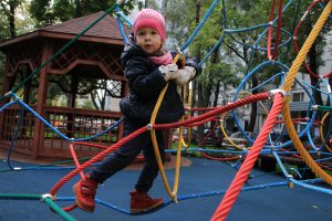 21 сентября 2016 года. Благоустроенная детская площадка на Олимпийском проспекте радует не только детей, но и взрослых