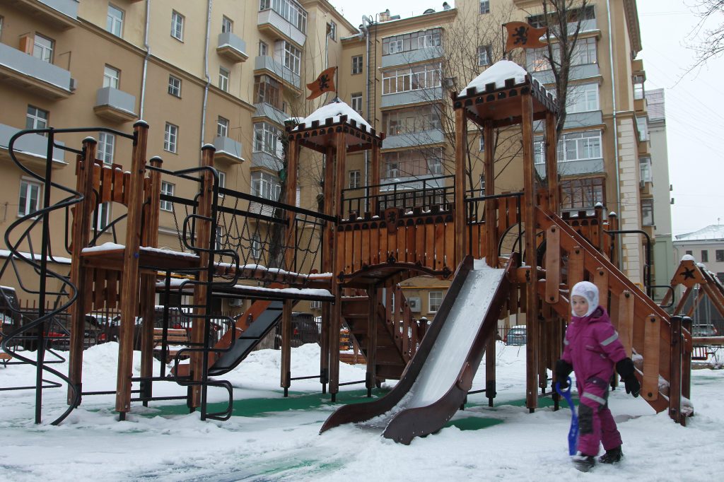 27 декабря 2016 года. Благоустроенная детская площадка во дворе дома по адресу: Большая Садовая, 1