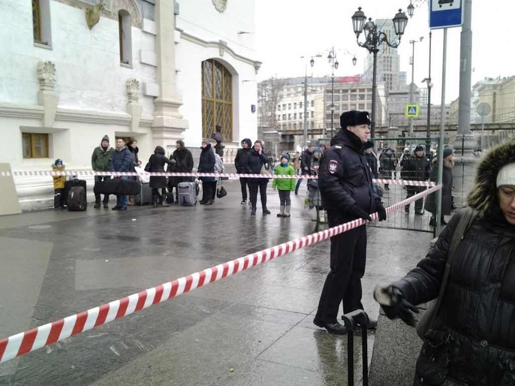 Три тысячи человек эвакуированы с вокзалов в центре Москвы после угрозы взрыва