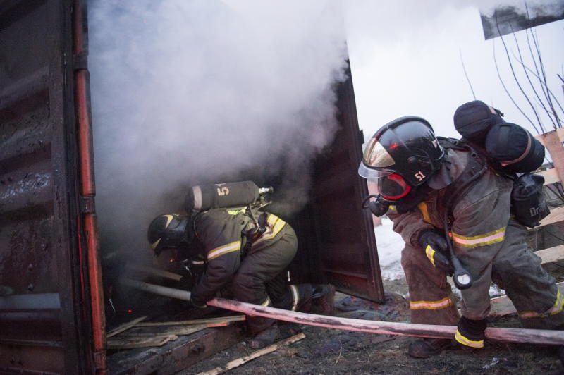 Пожарные спасли из огня пять человек на юге Москвы