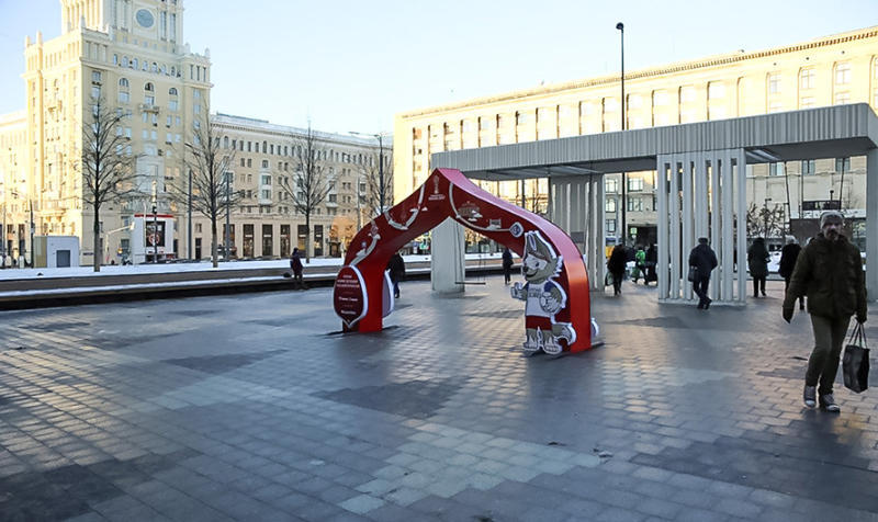 Трехметровая арка с талисманом Чемпионата мира по футболу появилась на Триумфальной площади