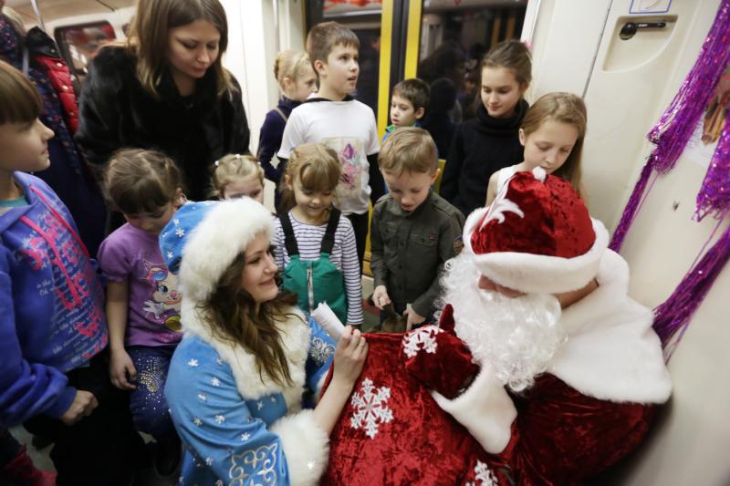 Детям подарят новогодние подарки на столичных вокзалах