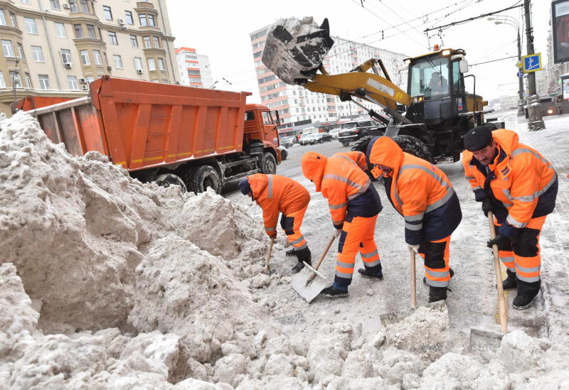 Полмиллиона кубометров снега вывезли в Центральном округе столицы с начала зимы