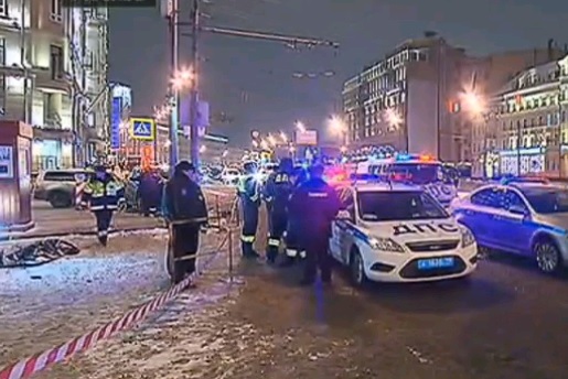 Одного человека смогли спасти после выезда «Мерседеса» на тротуар в центре Москвы