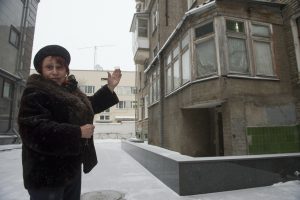 12 января 2017 года. Пенсионерка Жанна Суслова у той самой пристройки, на крышу которой сбрасывают снег