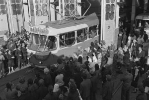 3 сентября 1974 года. Трамвайное депо имени Апакова. Юбилейный, пятитысячный трамвай, изготовленный в Чехословакии для Советского Союза, выходит в свой первый путь