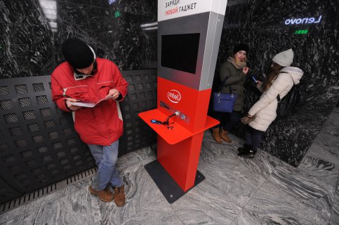 Стойки для зарядки гаджетов появились в вестибюлях метро