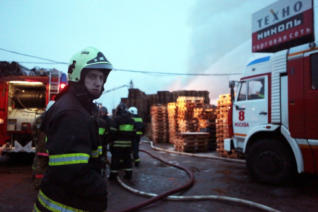 МЧС спасло 14 человек из пожара на востоке Москвы