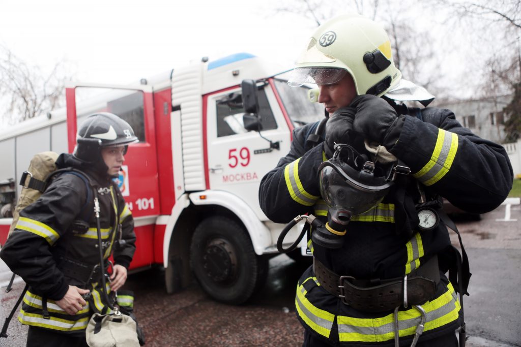 МЧС потушило 30-метровый пожар в гаражах на северо-востоке Москвы