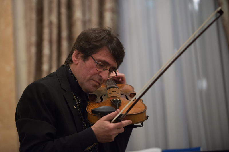 Музыкант Юрий Башмет выступил в посольстве Италии