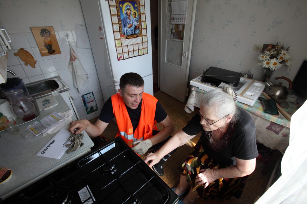 Фото: Декабрь 2016 года. Специалист "Мосгаза" производит плановую проверку оборудования в квартире пожилой москвички.