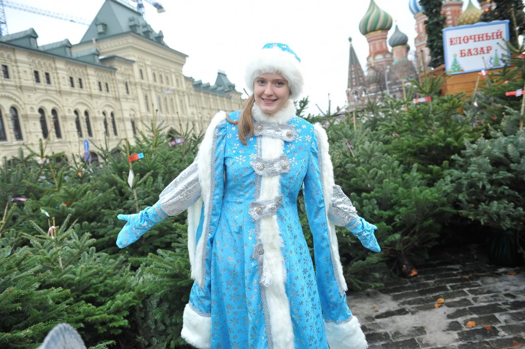 Парад Снегурочек ждет участников в центре Москвы