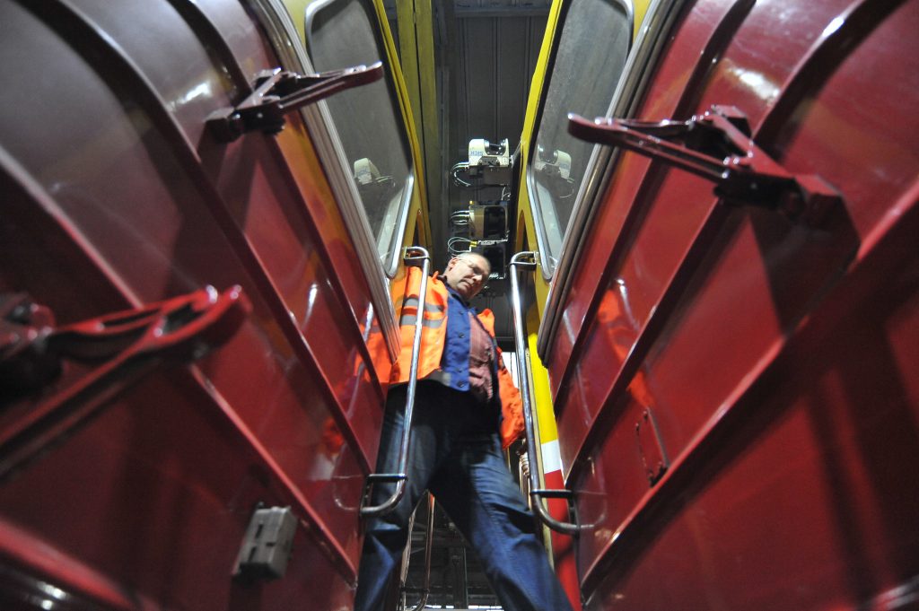 Филевская ветка метро заработала после инцидента с пассажиром на путях