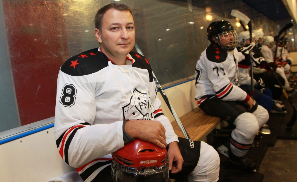 8 января 2017 года. Глава управы Таганского района Александр Мишаков признается, что игра в хоккей по воскресеньям — это добрая традиция, которую он старается не нарушать