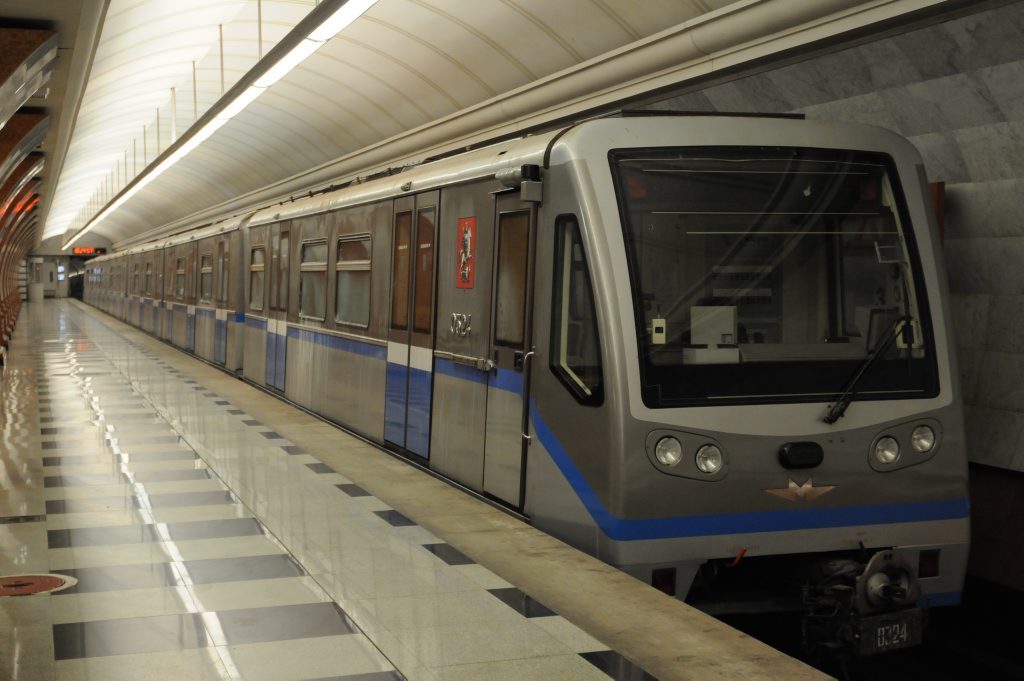 После падения пассажира на рельсы восстановлено движение по красной ветке метро
