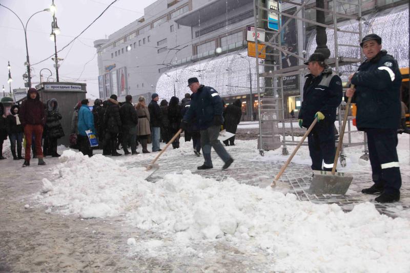 Коммунальные службы ликвидируют последствия снегопада