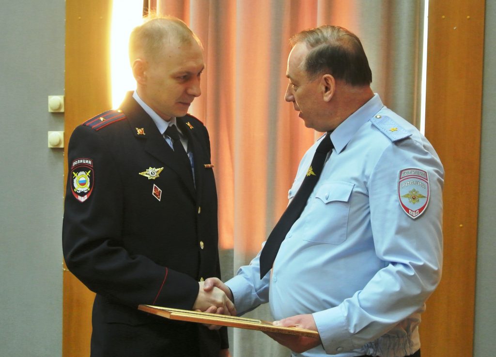 В Москве наградили полицейского, задержавшего таксиста за насилие над ребенком