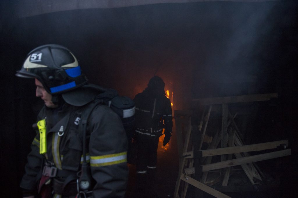 МЧС спасло 15 человек из пожара на севере Москвы, трое погибли