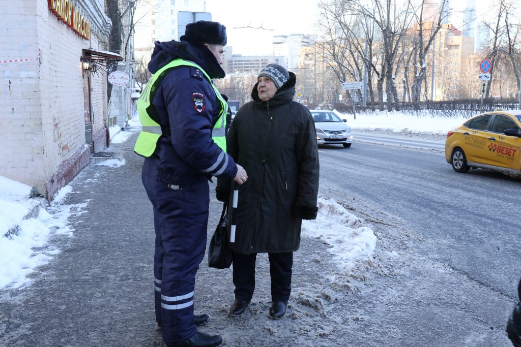 24 января 2017 года. Капитан полиции Алексей Исаев проводит беседу с нарушительницей Правил дорожного движения
