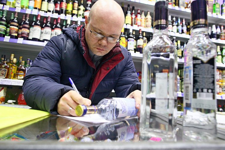 В Москве ограничат продажу спиртных напитков 23 февраля