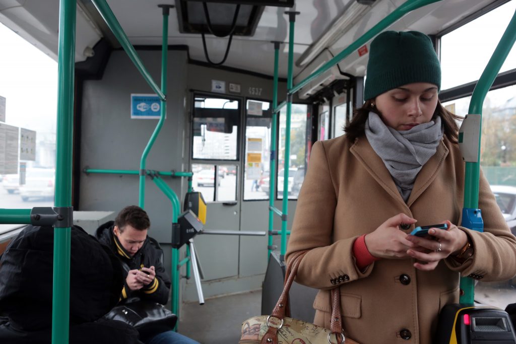 Москвичи оплатят проезд в автобусе смартфоном