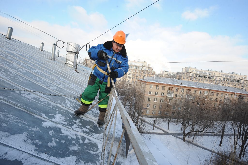 Куда падает с крыш снег и наледь: репортаж из центра Москвы