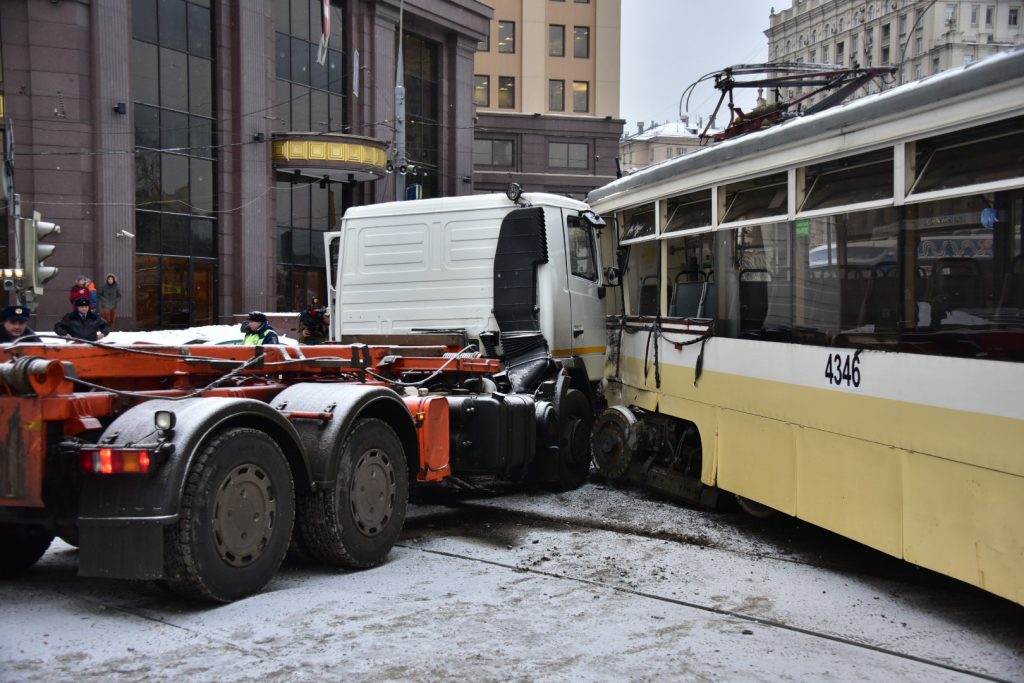 В центре Москвы столкнулись трамвай, грузовик и маршрутка